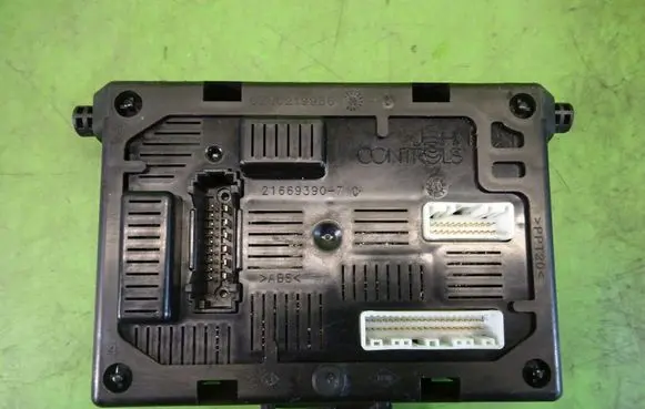 Renault Modus Fuse module 8200528486