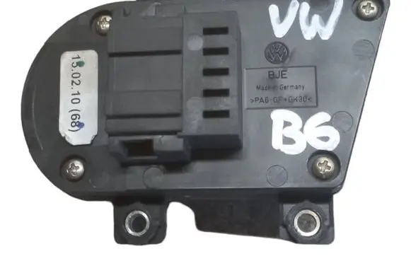 Volkswagen PASSAT B6 Front door window regulator motor 3C0959778