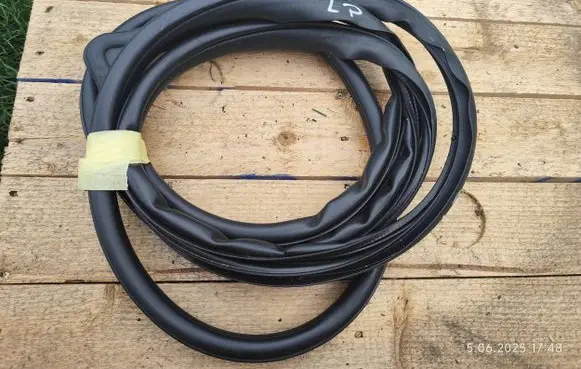Mazda 3 II Front door rubber seal 
