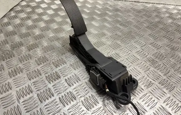 Mercedes-Benz R W251 Accelerator throttle pedal A1643000004 0574 290606