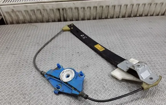 Rear door manual window regulator