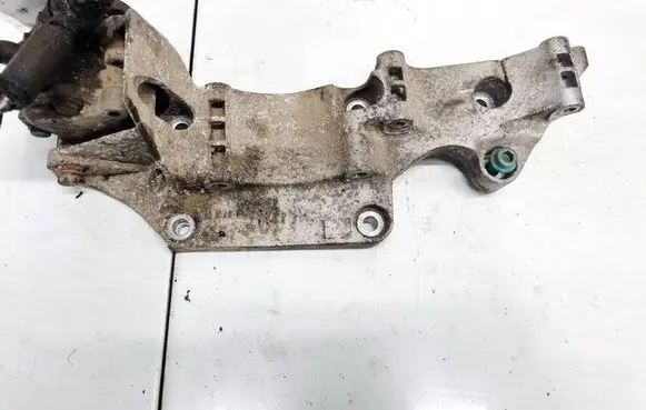 Engine mounting bracket