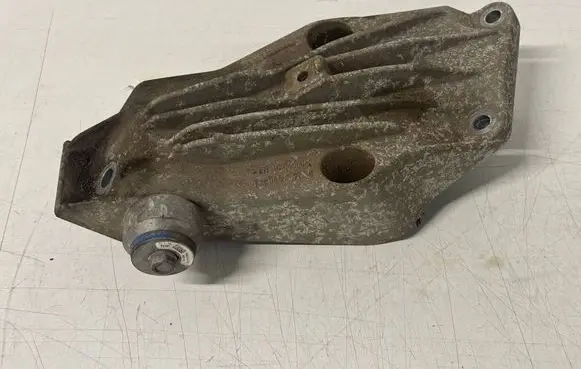 BMW 3 G20 G21 Engine mounting bracket 6861559