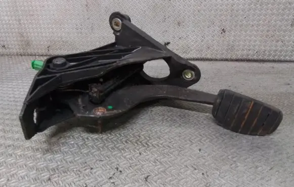 Renault Laguna II Clutch pedal 07010041