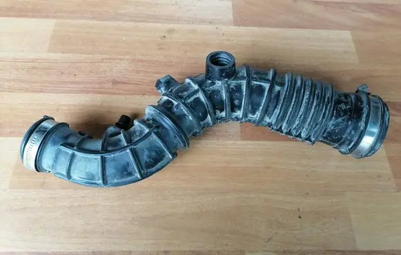 Dacia Sandero Turbo air intake inlet pipe/hose 165764382R