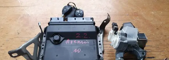 Toyota Avensis T270 Engine control unit/module 8966105D12 MB2759001910
