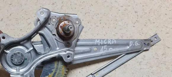 Rear door manual window regulator