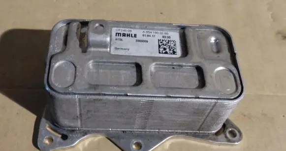 Mercedes-Benz E W213 Engine oil radiator A6541800265