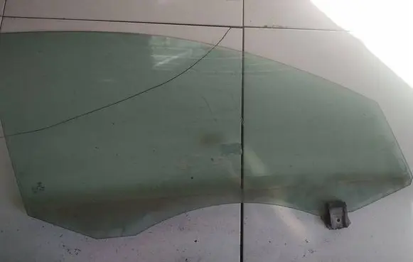 Volkswagen PASSAT B6 Front door window glass four-door AS2