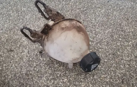 Citroen C3 Picasso Coolant expansion tank/reservoir