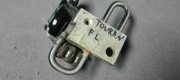 Volkswagen Touran I Front door lower hinge 1T0831411A