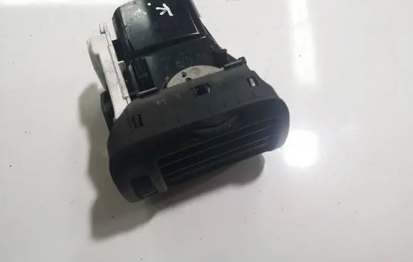 Volkswagen PASSAT B5 Dash center air vent grill 3B0819703