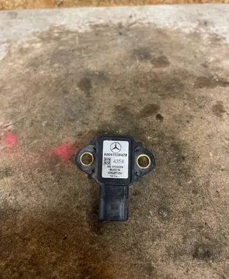 Mercedes-Benz E W211 Mass air flow meter A0041538428 12233209