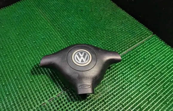 Volkswagen Bora Steering wheel airbag 20041681025 3B0880201BK