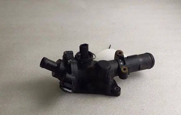 Nissan Juke I F15 Thermostat housing 110602770R