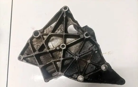 Ford Mondeo MK IV Engine mounting bracket