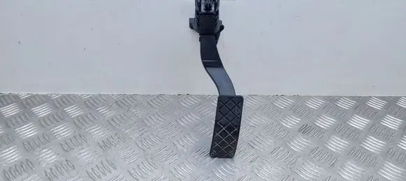 Accelerator throttle pedal