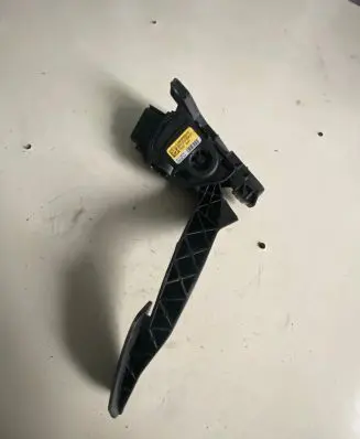 Accelerator throttle pedal