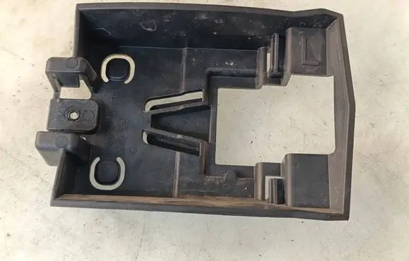 Rear bumper mounting bracket