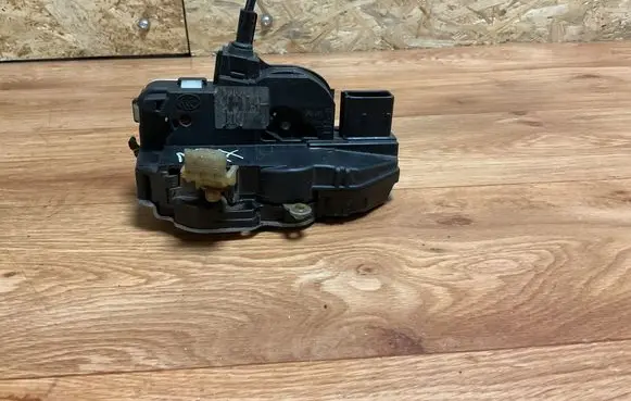 Opel Insignia A Front door lock 3023801 00631701