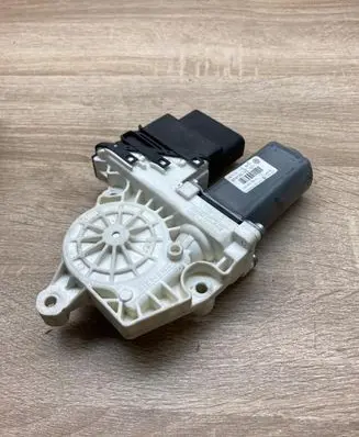 Volkswagen PASSAT B6 Rear door window regulator motor 1K0959703P 973624105