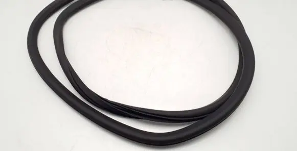 Opel Zafira C Front door rubber seal 13259937