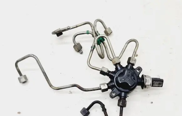 Nissan Note (E11) Fuel injector supply line/pipe 8200379933