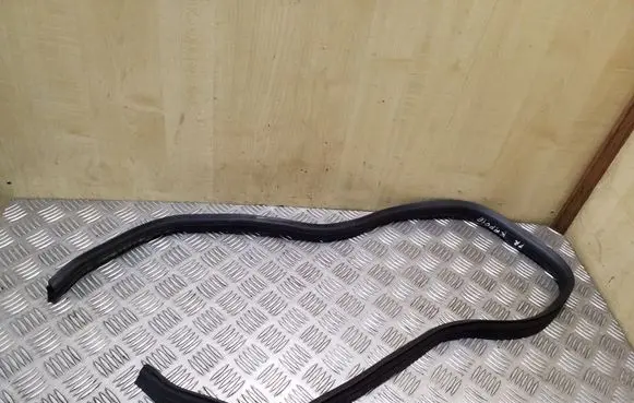 Mercedes-Benz CLS C219 Engine compartment rubber 