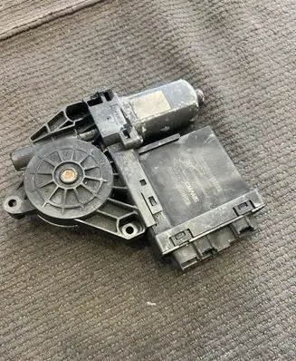 Volvo XC90 Front door window regulator motor 31674757