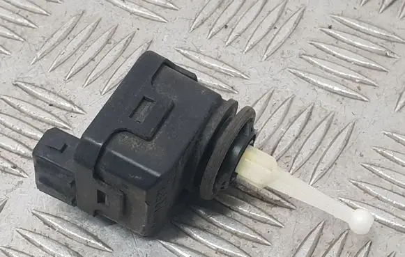 Volkswagen PASSAT B5 Headlight level adjustment motor 3B0941295A