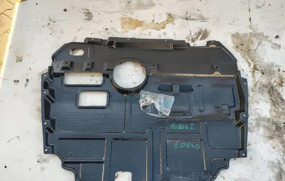 Toyota Auris 150 Engine splash shield/under tray