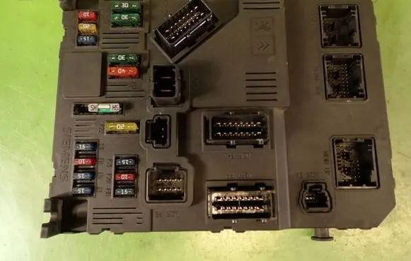 Peugeot 206 Fuse module 9650584780