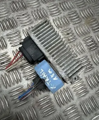Nissan X-Trail T32 Glow plug pre-heat relay 8200558438A