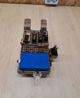 Toyota Corolla E120 E130 Fuse module 8264102040 MB2323008521