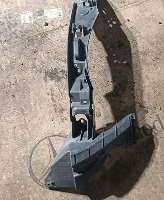 Volkswagen Touareg I Front bumper mounting bracket 7L6807184D