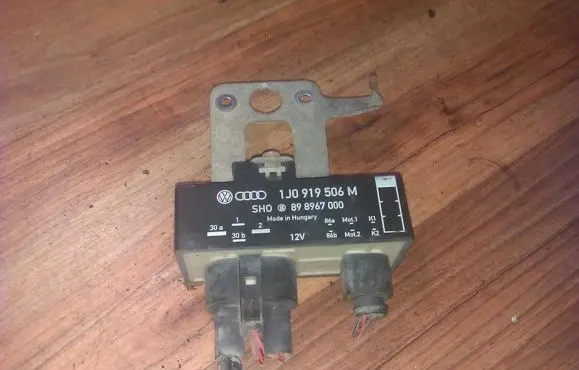 Skoda Fabia Mk1 (6Y) Coolant fan relay 1j0919506m