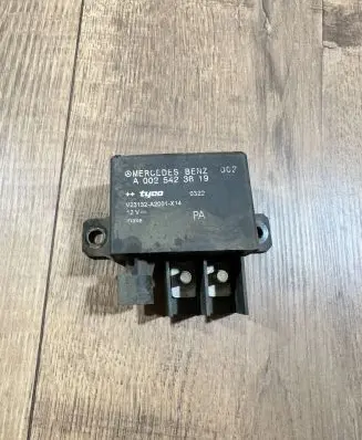 Mercedes-Benz E W211 Charging relay a0025423819