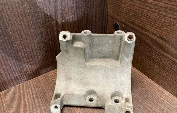 Iveco Daily 35 - 40.10 A/C compressor mount bracket 504047884