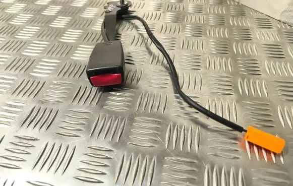 Mazda 2 Front seatbelt buckle 