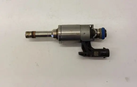 Volkswagen Golf VII Fuel injector 04E133036A