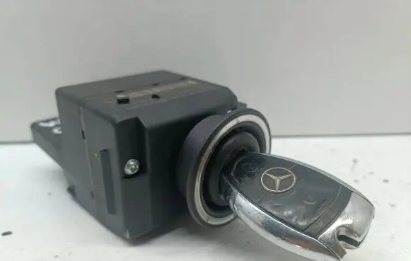 Mercedes-Benz C W203 Ignition lock 2035450508 33002106 33002105