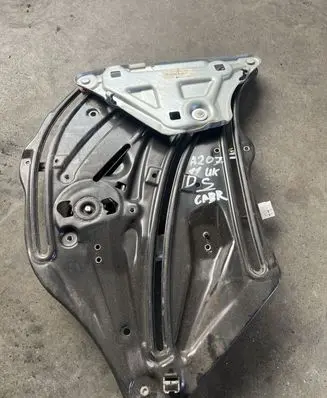 Rear door manual window regulator