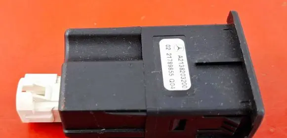 Mercedes-Benz E W238 USB socket connector A2138203200