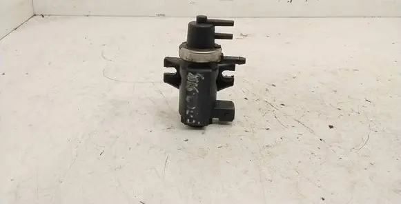 BMW 5 E39 Turbo solenoid valve 72190323 98T145 2246175