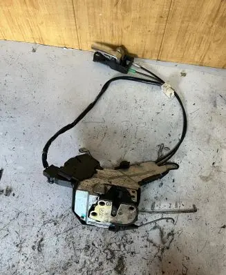 Lexus IS 200-300 Front door lock