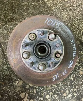 Nissan X-Trail T30 Front wheel hub