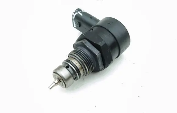 Mercedes-Benz A W169 Fuel pressure regulator A6110780449 13133159 0281002494
