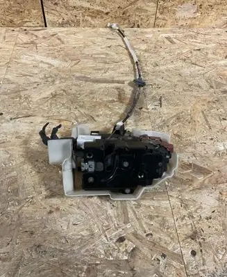 Volkswagen Touareg I Front door lock 7L0837090
