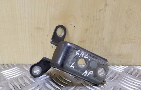 Toyota Avensis T270 Rear door lower hinge