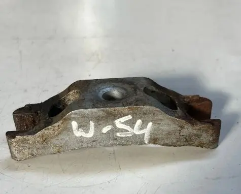 Volkswagen PASSAT B7 Fuel Injector clamp holder 03L216